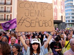 Aksi demo turun ke jalan untuk bela Jenni ini dilakukan suporter di Madrid pada hari Senin (28/8) waktu setempat. Foto: REUTERS/ISABEL INFANTES