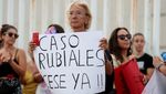 Foto Aksi Suporter: Jenni Dibela, Rubiales Dicerca