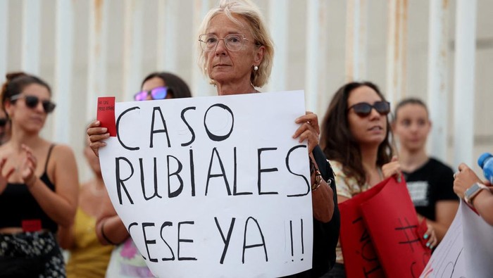Soccer Football - People protest outside the Spanish Soccer Federation - Ciudad Del Futbol Las Rozas, Las Rozas, Spain - August 25, 2023  People hold banners as they protest against President of the Royal Spanish Football Federation Luis Rubiales REUTERS/Isabel Infantes