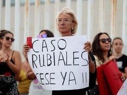 Ratusan Feminis Turun ke Jalan, Beri Luis Rubiales Kartu Merah