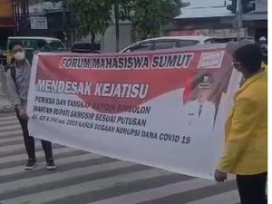 Mahasiswa di Medan Bagikan Brosur Minta Kejati Tangkap Ketua PDIP Sumut