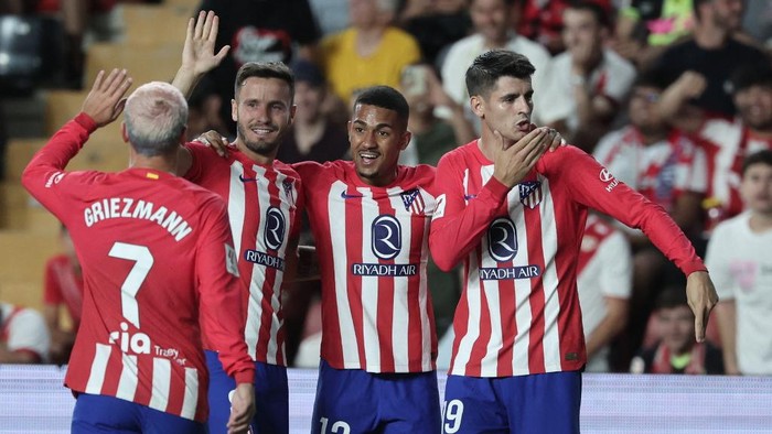 Atletico Madrids Spanish forward #19 Alvaro Morata (R) celebrates with teammates scoring his teams fourth goal during the Spanish Liga football match between Rayo Vallecano de Madrid and Club Atletico de Madrid at the Vallecas stadium in Madrid on August 28, 2023. (Photo by Thomas COEX / AFP)