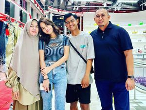 Momen Hangat Keluarga-Sahabat Lepas Azizah Salsha ke Jepang Momen Hangat Keluarga-Sahabat Lepas Azizah Salsha ke Jepang