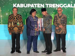 Bupati Trenggalek Terima Penghargaan Nirwasita Tantra dari KLHK Bupati Trenggalek Terima Penghargaan Nirwasita Tantra dari KLHK