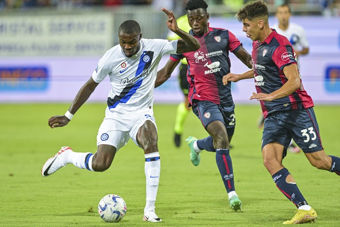 Milans Marcus Thuram, left, and Cagliaris Adam Obert, right, challenge for the ball during the Serie A soccer match between Cagliari Calcio and Inter Milan in Cagliari, Italy, Monday, Aug. 28, 2023. (Gianluca Zuddas/LaPresse via AP)
