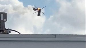 Detik-detik Helikopter Damkar AS Jatuh ke Atap Apartemen