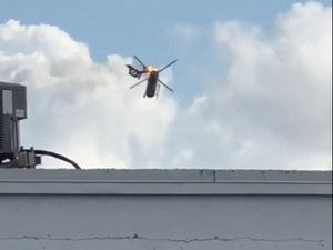 Detik-detik Helikopter Damkar AS Jatuh ke Atap Apartemen