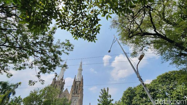 Langit Jakarta Terpantau Biru di Tengah Badai Polusi