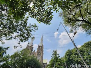 Langit Jakarta Terpantau Biru di Tengah Badai Polusi Langit Jakarta Terpantau Biru di Tengah Badai Polusi