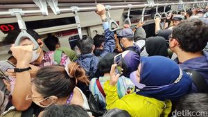 Dua Hari Beroperasi, LRT Jabodebek Mulai Disesaki Penumpang
