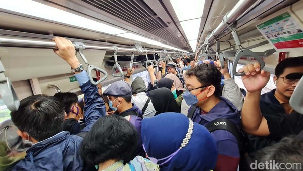 Suasana padat penumpang didalam rangkaian kereta api LRT saat dalam perjalanan dari Stasiun Jatimulya menuju Stasiun Dukuh Atas, Bekasi, Jawa Barat, Selasa (29/8/2023). Dengan telah diresmikannya kereta LRT membuat masyarakat sebagai beralir menggunakan transporasi LRT. Saat ini tarif LRT Rp 5.000 jauh dekat.