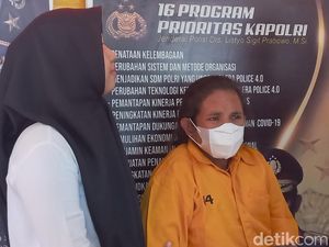 Tangis Emak-emak Pencopet di Jambi, Ngaku Terpaksa karena Utang Modal Jualan Tangis Emak-emak Pencopet di Jambi, Ngaku Terpaksa karena Utang Modal Jualan