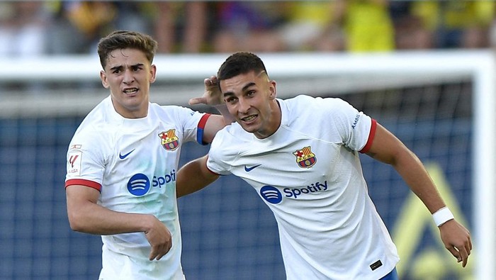 Soccer Football - LaLiga - Villarreal v FC Barcelona - Estadio de la Ceramica, Villarreal, Spain - August 27, 2023 FC Barcelonas Ferran Torres celebrates scoring their third goal with Gavi REUTERS/Pablo Morano