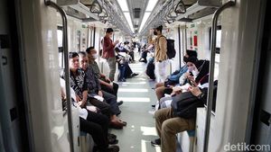 Hari Kedua Beroperasi, Banyak Pekerja Pakai LRT Jabodebek