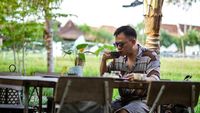 Gaya Bersantai ala Hedi Yunus, Ngopi di Pinggir Sawah hingga Makan Bakso