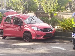 Sopir Mengantuk, Mobil Terbalik di Jalan Denpasar-Gilimanuk