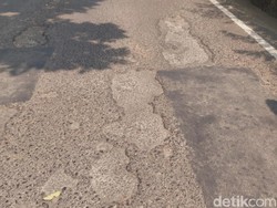 Lubang di Jalan Tera Bandung Bikin Pengendara Tak Nyaman