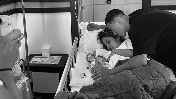 6 Foto Jennifer Coppen Melahirkan Ditemani Kekasihnya