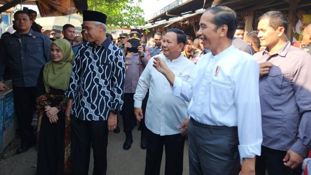 Presiden Jokowi makan siang bareng dua bakal capres, Prabowo Subianto dan Ganjar Pranowo, di Pekalongan, Selasa (29/8).