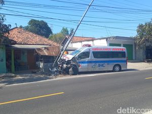 Detik-detik Ambulans Hendak ke RSU dr Soetomo Kecelakaan Karambol di Sampang Detik-detik Ambulans Hendak ke RSU dr Soetomo Kecelakaan Karambol di Sampang