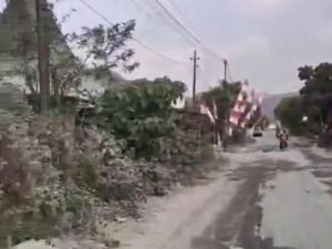 Warga Sambat Jalan di Kayen Pati Rusak Parah Picu Debu Tebal Bak Hujan Abu Warga Sambat Jalan di Kayen Pati Rusak Parah Picu Debu Tebal Bak Hujan Abu