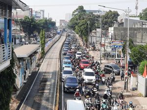 Keluhan Ojol Capek Hadapi Macet di Jalan Mampang Setiap Pagi