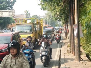 Pemotor Ngeluh Galian di Pondok Pinang Bikin Macet: Lebih Cepat Jalan Kaki