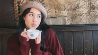 Gaya Cantik Maudy Ayunda Saat Ngopi dan Makan Es Krim
