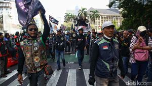 Minta Payung Hukum, Massa Ojol Geruduk Patung Kuda