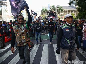 Minta Payung Hukum, Massa Ojol Geruduk Patung Kuda