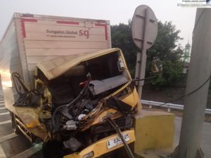 Mobil Boks Tabrak Pembatas di Tol JORR, Sopir Tewas Tergencet