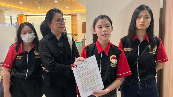 Momen Anak Alvin Lim Beri Undangan Debat ke Kapolri