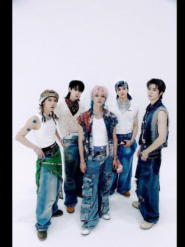NCT U untuk title track 'Baggy Jeans'