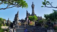 Birunya Langit Pagi di Bali, Jakarta Kapan Bisa Begini Lagi?