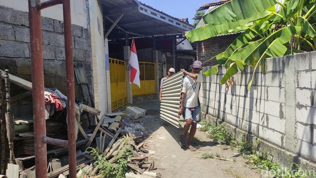 Pekerja bangunan yang merenovasi rumah Wiwik sambat ulah Masriah membuat mereka harus bekerja ekstra