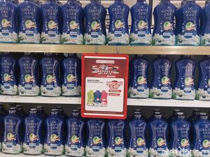 Pelanggan Ini Borong Detergen Botol di Transmart Full Day Sale