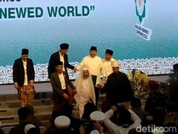 Momen Hangat Penuh Tawa Prabowo dan Ganjar Gandengan