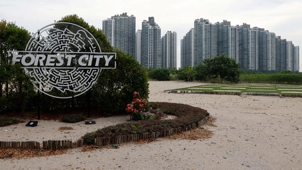 Penampakan Mega Proyek Reklamasi Malaysia yang Kini Jadi Kota Hantu A view of a hotel and residential apartments in Country Gardens Forest City development in Johor Bahru, Malaysia August 16, 2023. REUTERS/Edgar Su