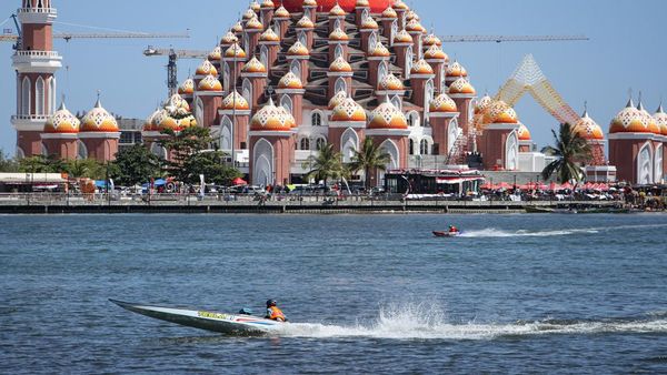 Aksi Adu Cepat Perahu Ketinting di Pantai Losari Makassar