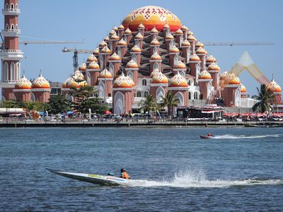 Aksi Adu Cepat Perahu Ketinting di Pantai Losari Makassar
