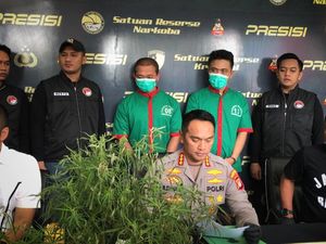 Penampakan Pesulap Oge Arthemus Berbaju Tahanan Penampakan Pesulap Oge Arthemus Berbaju Tahanan