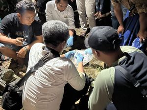 Mayat Bayi Terbungkus Seragam Sekolah Ditemukan Terkubur di Sumenep Mayat Bayi Terbungkus Seragam Sekolah Ditemukan Terkubur di Sumenep