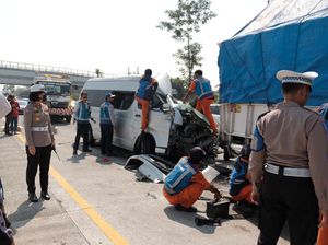 Detik-detik Kecelakaan Maut Hiace Tewaskan 2 Korban di Tol Pandaan-Malang Detik-detik Kecelakaan Maut Hiace Tewaskan 2 Korban di Tol Pandaan-Malang