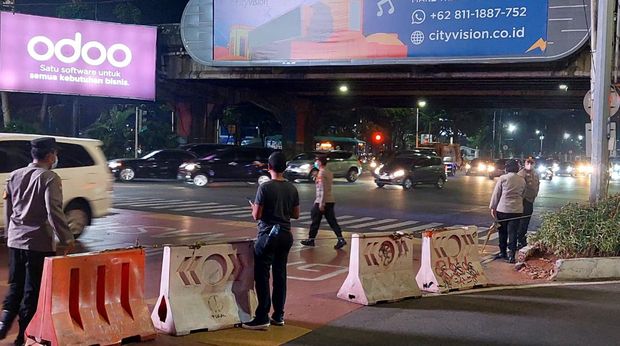 Polisi menertibkan pemotor lawan arah di perempatan Fatmawati, Cilandak, Jakarta Selatan.