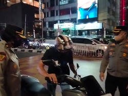 Bandel! Pemotor Lawan Arah di Fatmawati Jaksel Dipaksa Putar Balik