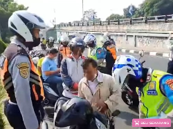 Bandel! Pemotor Lawan Arah di Flyover Pondok Kopi Jaktim Ditilang Manual