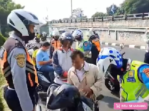 Bandel! Pemotor Lawan Arah di Flyover Pondok Kopi Jaktim Ditilang Manual Bandel! Pemotor Lawan Arah di Flyover Pondok Kopi Jaktim Ditilang Manual