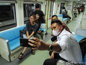 Potret Antusias Warga Jajal LRT Jabodebek
