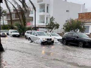 Badai Alice Landa Spanyol, Aktivitas Wisatawan Jadi Terganggu Badai Alice Landa Spanyol, Aktivitas Wisatawan Jadi Terganggu
