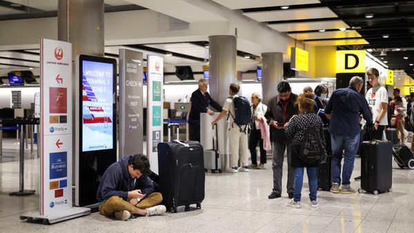 Potret Penumpang Terlantar di Bandara Inggris Akibat Gangguan Teknis
